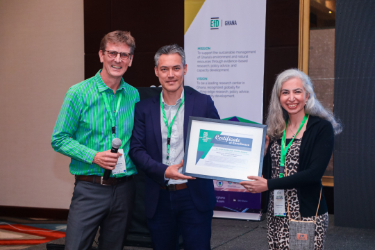 EfD’s Policy Engagement Director Daniel Slunge with Jorge Bonilla and Claudia Aravena receiving their ”Certificate of Excellence for their work on air pollution in Bogota