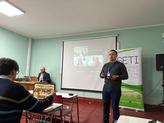 Mauricio Oyarzo welcoming the second day of the annual meeting. Picture by Marcela Jaime.