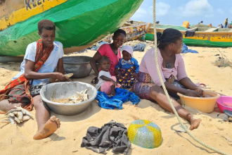 Ghana: women fisherfolk at the sea shore. Photo: EfD Ghana